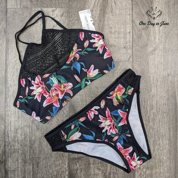 Alove High Neck Crochet Bikini Swimsuit Size M - Picture 1 of 2